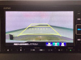 【バックカメラ】運転が苦手な方も車庫入れラクラクです!ギアをリバースに入れれば自動的に切り換わりますので、面倒な操作は不要です♪狭い駐車場もお車を傷つけず安心ですね!