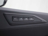 3名分のシート、ドアミラーの最適ポジションを記憶・再現できるマイコンプリセットドライビングポジションシステムが装備されています。