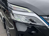 洗練されたデザインのLEDヘッドランプ。美しい輝きがより一層先進性と力強さを印象付けます。