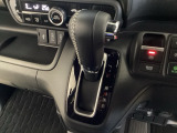 CVT車のセレクトレバーです。低速から高速まで、変速ショックのないスムーズな走りを実現するとともに、エンジン効率のよい領域を維持することで燃費にも貢献します。