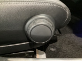 運転席にはドライバーの体型や好みに応じて前後方向だけでなく、高さの調整ができるシートリフターを装備!