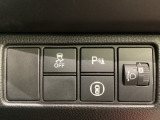 ハンドルの右側にはヘッドライトレベライザーとHondaセンシング用のメインスイッチがついています。ヘッドライトレベライザーは道路状況や積荷の加重に応じてライトの高さを調節できます。
