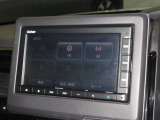 ナビゲーションは純正メモリーナビ(VXM-215Ci)を装着しております。AM、FM、CD、Bluetoothがご使用いただけます。初めて訪れた場所でも安心ですね!