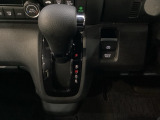 CVT車のセレクトレバーです。低速から高速まで、変速ショックのないスムーズな走りと、エンジン効率のよい領域を維持して燃費にも貢献します。サイドブレーキはスイッチ操作の電子制御パーキングブレーキです。