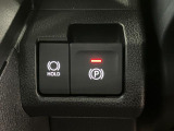 【電動パーキングブレーキ+オートブレーキホールド機能】 指先だけで簡単に操作が可能なパーキングブレーキ、スイッチを押すとブレーキペダルから足を離してもブレーキを保持できるオートブレーキホールド搭載。