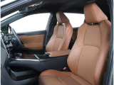 高級感のある本革シート!長時間の運転も疲れにくいフロントシート!体をしっかり支えてくれて運転がしやすい形状です!