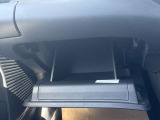 車検証ブックや小物などが収納できるスペースがあります。