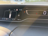 見やすいメーター類  左側のディスプレイには映像や車両情報等を表示 (車両装備のON/OFFも出来ます)
