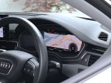 ●隣りの車からウィンドウ越しにバーチャルコクピットが際立っています。大変美しく高級感あふれるインテリアでございます