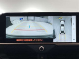 バックカメラの他に上から見下ろしたような画像が見れるアラウンド(全方位)モニター。前後左右を把握できる、すごい機能が装備されています!