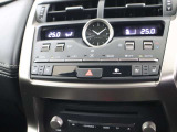運転・助手席で独立した温度設定のできる、オートエアーコンディショナー。花粉除去機能、ナノイオン発生機能を装備し、室内を快適な環境に保ちます。