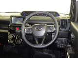運転席まわりです。 各操作スイッチは使いやすい位置に配置されてます。
