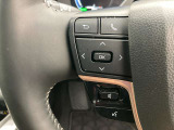 運転中、オーディオの操作をしてて、ハッとしたことはありませんか?ステアリングスイッチは、運転中でもハンドルでオーディオの操作が可能です。安全なドライブをサポートします。