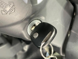 【キーレス】少し離れた場所からでもボタン一つでドアの開錠・施錠ができるのでとっても便利!ドアの鍵穴周りに傷をつけることもありません♪