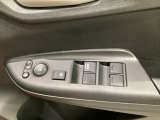 ハンドルの右側に電動格納付きパワーミラーの操作スイッチがついています。左右のサイドミラーの角度調節も微調整ができて便利です。パワーウインドウは運転席でドア4枚とも上下の操作ができるようになっています。