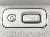 【パワーバックドア】スマートキーや運転席のボタンを押すだけでリアゲートが自動で開閉します!荷物を持っている時や、高い位置にあるバックドアを閉める際に便利な機能です♪