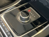 【ドライブセレクター・ロータリーシフター】イグニッションONにするとセレクターが浮かび上がってきます。ロータリーギアで一味違うシフトチェンジをお楽しみ下さい。