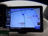 ナビゲーション付です。 ナビがあると便利、ラクラク何処でもいけます。 ナビが有るのと無いのとでは大きな違いですね。