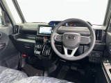 運転席まわりです。 各操作スイッチは使いやすい位置に配置されてます。