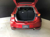 トランクスペースです☆いろいろな使用方法がありますね!シートを倒すと大きな荷物や長い荷物などたくさん積めますよ☆たくさんの荷物や思い出をこのMAZDA3に積んでください☆
