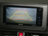 【バックカメラ】駐車時に後方がリアルタイム映像で確認できます。大型商業施設や立体駐車場での駐車時や、夜間のバック時に大活躍!運転スキルに関わらず、今や必須となった装備のひとつです!
