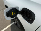 ◆充電/電気充電は左側フロントフェンダーから。従来のガソリンに加え、新たな動力源をプラスした可能性あふれる一台