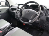 落ち着いた内装色です。視界が良く運転しやすいドライビングポジションです。