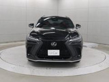 エクステリアは、一目でLEXUSとわかるスピンドルグリルを起点に、人が乗るキャビンの前後を大胆に絞り込んだ菱形のボディと力強く張り出したホイールフレアを融合させ、タイヤの存在を強調しています。