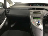 スタイリッシュなデザインのインパネ。各操作スイッチは使いやすい位置に配置されてます。