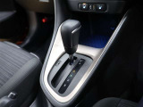 CVT(無段変速)のオートマチックです。フロアシフトがとても使い易いです。また高燃費に貢献するのもこのオートマチックです(*^_^*)