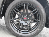 ディーラーオプションの18インチSTIアルミホイール。タイヤサイズは 225/55R18
