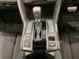 CVT車のセレクトレバーです。低速から高速まで、変速ショックのないスムーズな走りと、エンジン効率のよい領域を維持して燃費にも貢献します。サイドブレーキはスイッチ操作の電子制御パーキングブレーキです。