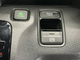 燃費の向上に有効なECONスイッチ、わずかな力で簡単に操作出来る電動パーキングブレーキ、信号待ちや渋滞時などブレーキを踏み続ける場合に比べて足腰の疲労が軽減されるオートブレーキホールド付きです!