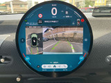 8.8インチ純正タッチパネルHDDナビ。バックカメラの映像は鮮明です。障害物センサーは音と画面上のグラフィックで確認できます。