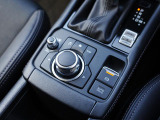 マツダコネクトを操作するコマンダーコントロールです。運転中に自然と手の触れる位置に配置されています。