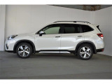 スバルの4WD(AWD)は直進安定性に優れ、日常走行から高速走行まで、さまざまなシーンで安心感に満ちた走りが愉しめます。それは悪路や泥道など左右のタイヤの路面状況が異なるシーンでも変わりません。