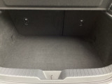 ラゲッジルーム内の凹凸をなくす事でスッキリした広がりを造りだし、荷物がスムーズに出し入れできる気持ちよさ、使い易さを実現!