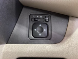 狭い駐車場で便利な電動格納ドアミラーが付いています。