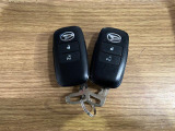 【スマートキー】 スマートキーを携帯していれば、ドアハンドルのボタンを押してロックの解除ができ、パワースライドドアもワンタッチで開閉できます
