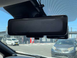 車両後方のカメラ映像を映し出し、車内の状況や、天候などに影響されずいつでもクリアな後方視界が得られるインテリジェントル-ムミラ-が装備されております。