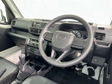 運転席まわりです。 各操作スイッチは使いやすい位置に配置されてます。