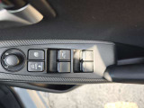 パワーウィンドウです!運転席でラクラク操作できます。