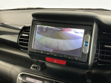 【バックカメラ】運転が苦手な方も車庫入れラクラクです!ギアをリバースに入れれば自動的に切り換わりますので、面倒な操作は不要です♪狭い駐車場もお車を傷つけず安心ですね!