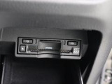 広がる運転支援サービスETC2.0搭載。全国の高速道路に設置されたITSスポットと双方向通信を図り、広域な道路交通情報や安全運転をサポートする情報を得て、音声やナビ画面上にタイムリーにお知らせします。