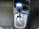 操作しやすいATシフトです。シフトチェンジを気にしなくてよいので運転だけに集中できますね。自然と手に届くところにある、手になじむ形状のシフトノブがいいですね。