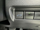電動式バックドアです。 荷物を持ったままでもボタン一つで自動的に開け閉めできるので便利ですよ。 挟み込み防止機能も付いていますのでお子様の手や荷物を挟み込むのを防いでくれますよ。