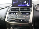 運転・助手席で独立した温度設定のできる、オートエアーコンディショナー。花粉除去機能、ナノイオン発生機能を装備し、室内を快適な環境に保ちます。
