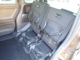 ◆チップアップ&ダイブダウン機構付【ULTR SEAT】は後席座面を左右分割で跳ね上げることができます。トランクで積載できない背の高い荷物をラクラク収納できます。ホンダ車ならではの人気装備です。
