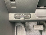 有料道路をキャッシュレスで通行できるETC車載器付きです。運転席足元に設置されています。ETCセットアップ費用は含まれておりません。別途必要となります。