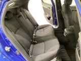 リアシートは足元も広く、長距離運転になってもゆったりとできるようにアームレストがついてます。